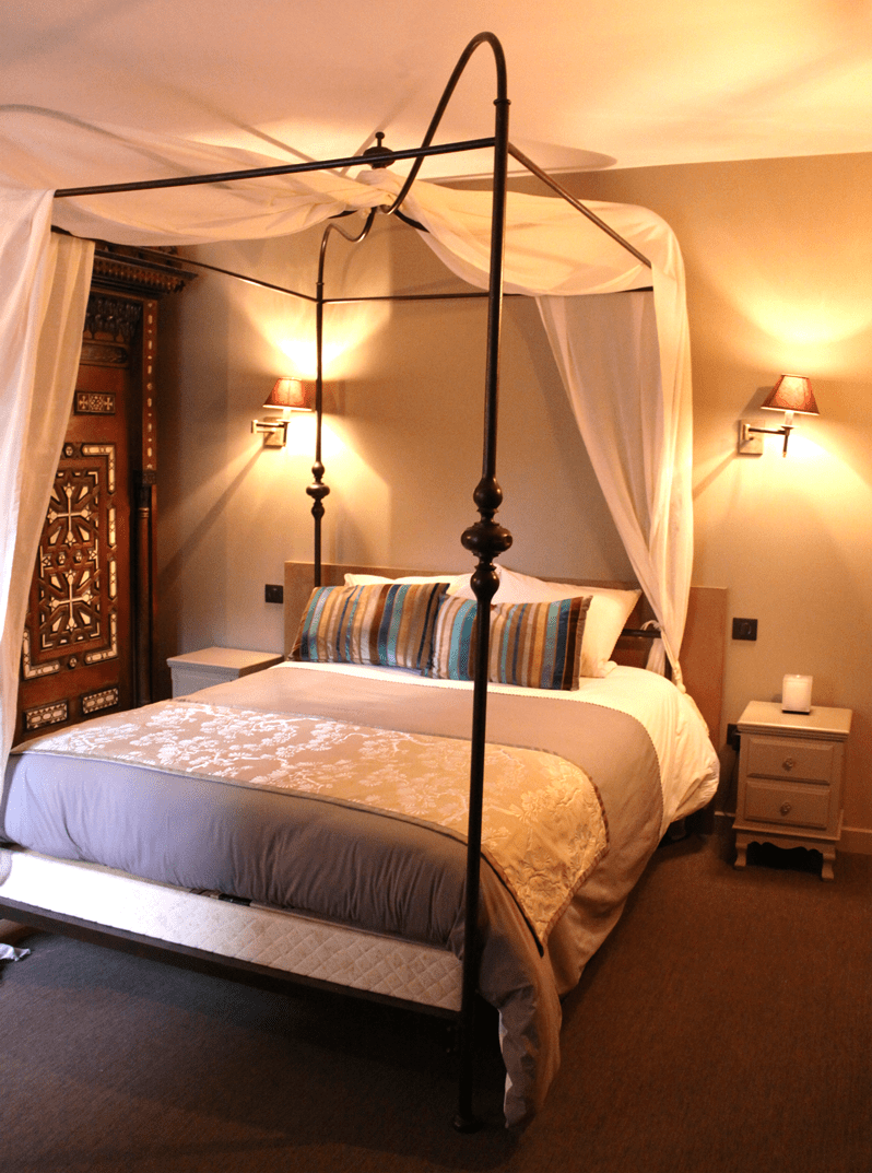 Lit à baldaquin
